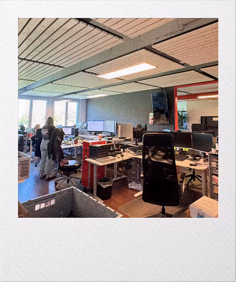 Das legendäre Technik-Backoffice: Wo Magie passiert – und Druckerflüche entstehen.